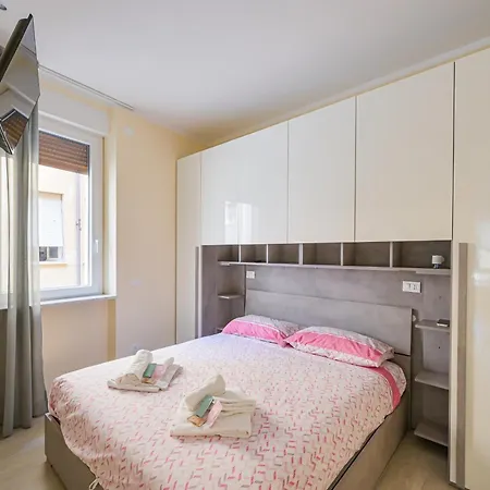 Guesthost - La Casa Del Faro - Apartmán La Spezia