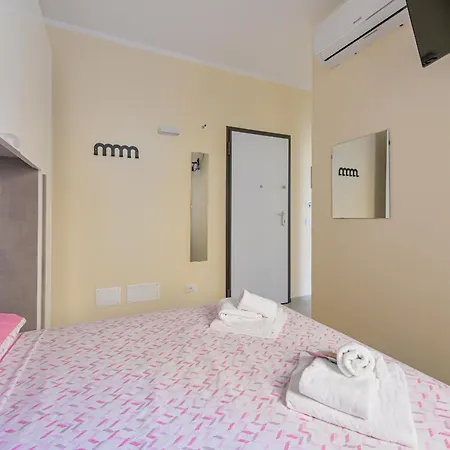 Guesthost - La Casa Del Faro - Apartmán La Spezia
